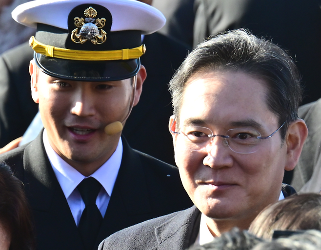 28일 경남 창원시 진해구 해군사관학교 연병장에서 열린 제139기 해군·해병대 사관후보생 수료 및 임관식에서 이재용 삼성전자 회장(오른쪽)이 이지호 신임 소위와 미소 짓고 있다. [연합, 공동취재단]