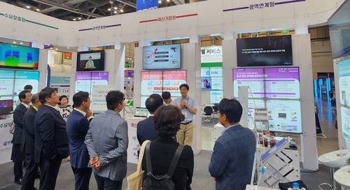 <사진설명 = 에스씨티가 ‘K-ICT Week In Busan’ 전시회에서 방문객에게 AI 솔루션을 소개하고 있다>