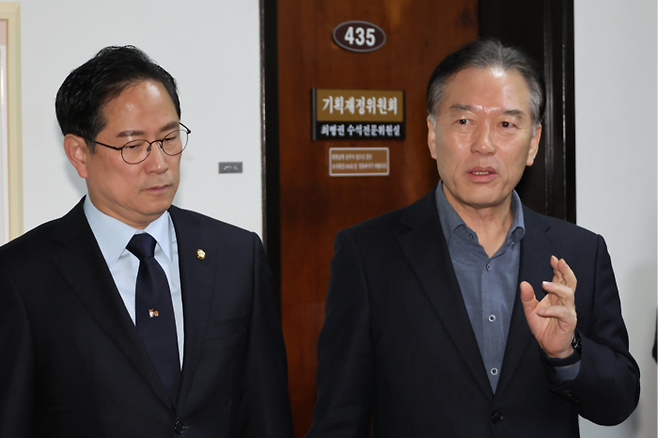 국회 기획재정위원회 더불어민주당 간사인 정태호 의원과 국민의힘 간사인 박수영 의원(왼쪽)이 28일 국회 기획재정위원회 앞에서 배당소득 분리과세 관련 합의 등 ‘소소위’ 진행상황 관련 취재진 질문에 답하고 있다. [연합뉴스]