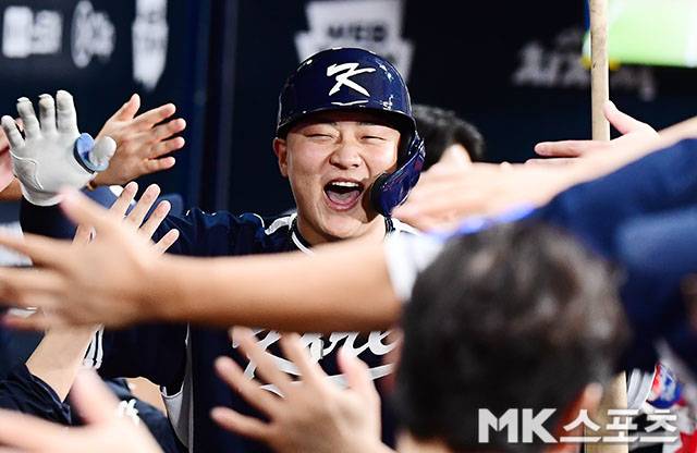 9일 오후 서울 고척스카이돔에서 ‘2025 NAVER K-BASEBALL SERIES’ 한국과 체코의 평가전이 열렸다. 9회초 무사 1루에서 대표팀 이재원이 쐐기 투런홈런을 치고 더그아웃 동료들과 기쁨을 나누고 있다. 사진=김영구 기자
