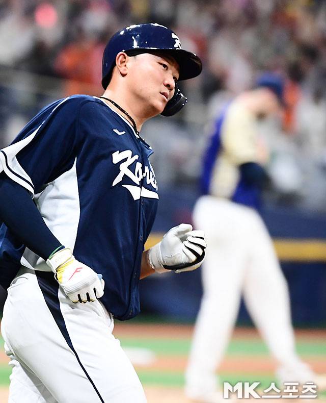 9일 오후 서울 고척스카이돔에서 ‘2025 NAVER K-BASEBALL SERIES’ 한국과 체코의 평가전이 열렸다. 9회초 무사 1루에서 대표팀 이재원이 쐐기 투런홈런을 치고 그라운드를 돌고 있다. 사진=김영구 기자