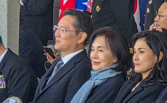 28일 경남 창원 해군사관학교에서 열린 이재용 삼성전자 회장 장남 이지호씨의 해군 학사사관후보생 139기 임관식에 참석한 가족들. 사진 왼쪽부터 이재용 삼성전자 회장, 홍라희 전 삼성미술관 리움 관장, 이서현 삼성물산 사장. /사진=최지은 기자