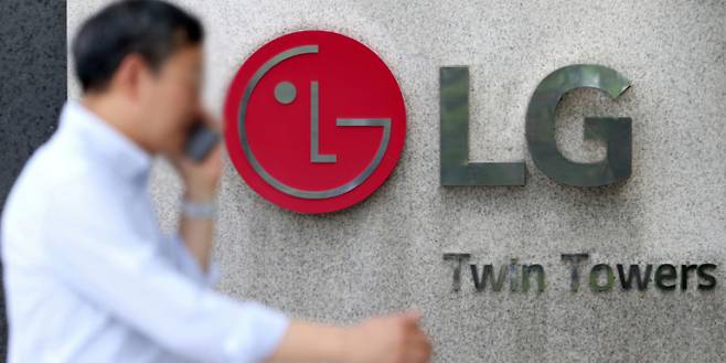 지난 7월 한 시민이 LG전자 본사가 소재한 서울 여의도 LG트윈타워 앞을 지나고 있는 모습. /사진=뉴시스