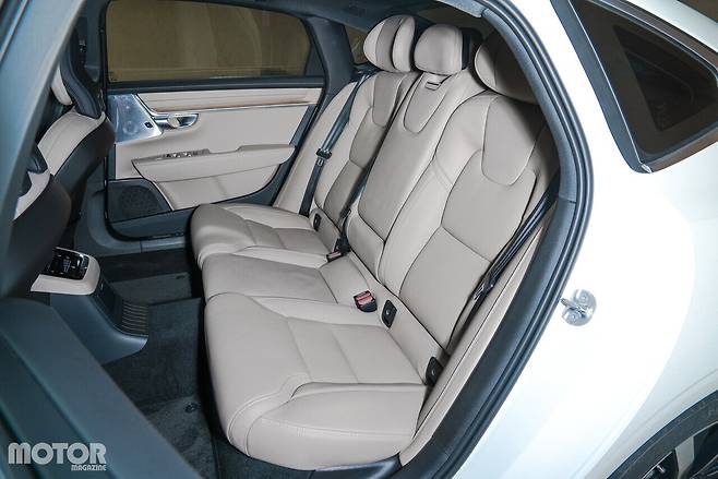 볼보 S90 T8 AWD Ultra 사진 모터매거진 최재혁 기자