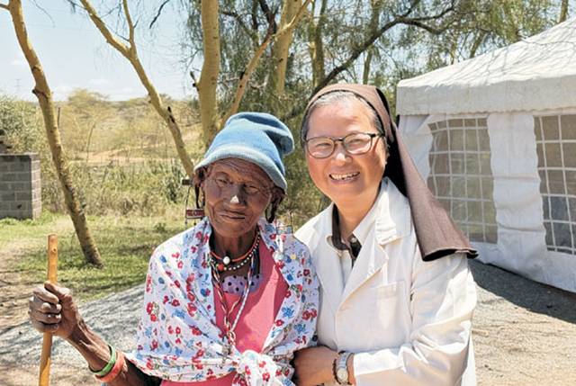 정춘실 소장이 케냐 진료소에서 환자와 함께 찍은 사진.  아산사회복지재단 제공