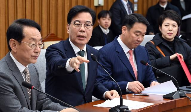 원내대책회의  : 송언석(왼쪽 두 번째) 국민의힘 원내대표가 28일 오전 국회에서 열린 원내대책회의에서 발언하고 있다.  곽성호 기자