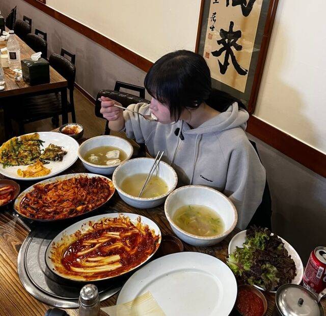 쯔양이 연탄 봉사에 나서며 훈훈한 근황을 전했다. / 쯔양 인스타그램