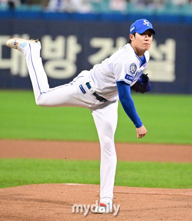 2025년 10월 13일 오후 대구 삼성라이온즈파크에서 열린 '2025 신한 SOL Bank KBO 포스트시즌' SSG 랜더스와 삼성 라이온즈의 준플레이오프 3차전 경기. 삼성 선발투수 원태인이 역투하고 있다./마이데일리