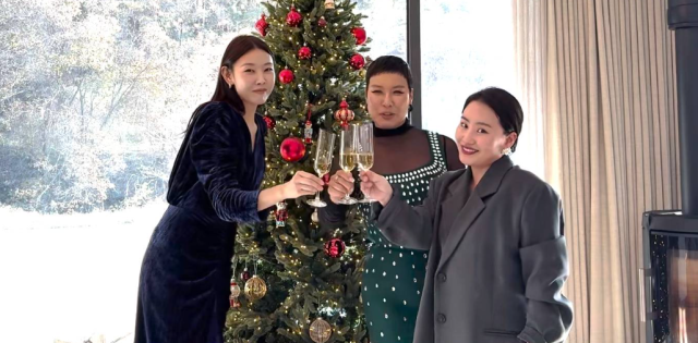 오는 30일 일요일 밤 9시에 방송될 '미우새' 녹화는 한혜진의 홍천 별장에서 진행되었으며, 한혜진, 정영주, 조현아(왼쪽부터)가 모여 '제1회 미우새 딸 모임'이 열렸다./SBS '미운 우리 새끼'