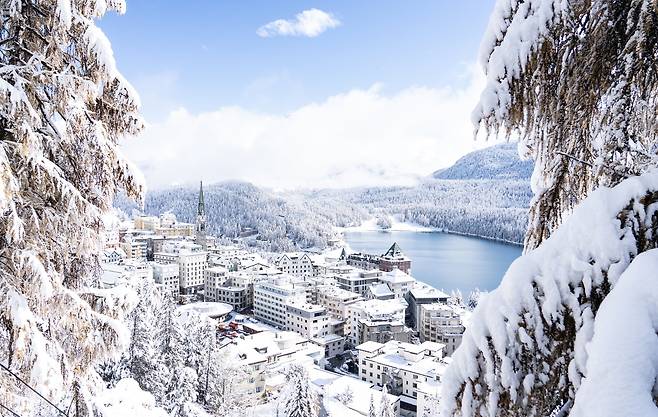 산에서 본 스위스 생모리츠 시가