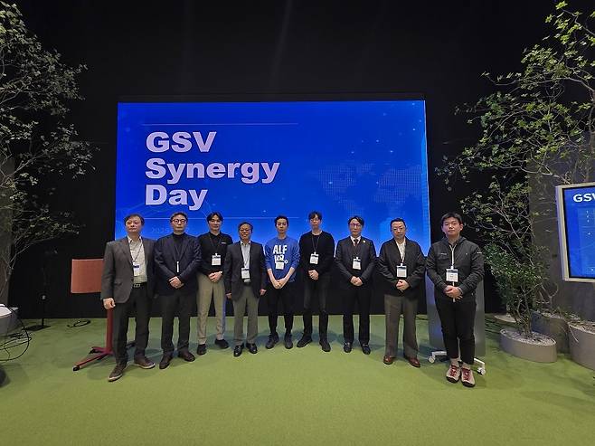 홍석현(왼쪽 두번째) GS벤처스 대표와 스타트업 대표들이 행사에서 기념촬영을 하고 있다. [GS 제공]