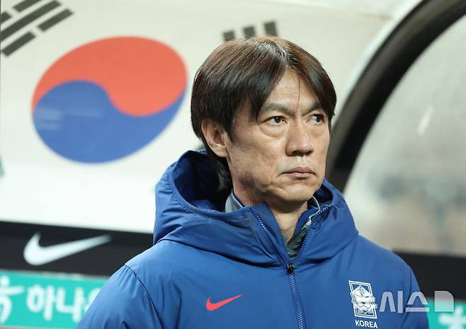 [서울=뉴시스] 황준선 기자 = 지난 18일 오후 서울 마포구 서울월드컵경기장에서 열린 축구 국가대표팀 평가전 대한민국과 가나의 경기, 대한민국 홍명보 감독이 경기장에 입장해 있다. 2025.11.18. hwang@newsis.com
