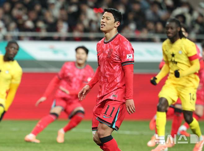 [서울=뉴시스] 황준선 기자 = 지난 18일 오후 서울 마포구 서울월드컵경기장에서 열린 축구 국가대표팀 평가전 대한민국과 가나의 경기, 후반 한국 황희찬이 페널티킥에 실패한 뒤 아쉬워하고 있다. 2025.11.18. hwang@newsis.com