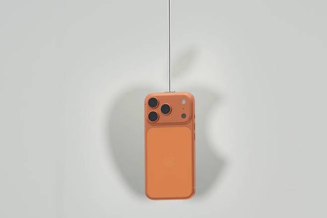 [쿠퍼티노=AP/뉴시스] 9일(현지 시간) 미국 캘리포니아주 쿠퍼티노 애플파크에서 아이폰 17 프로가 공개되고 있다. 2025.09.10.