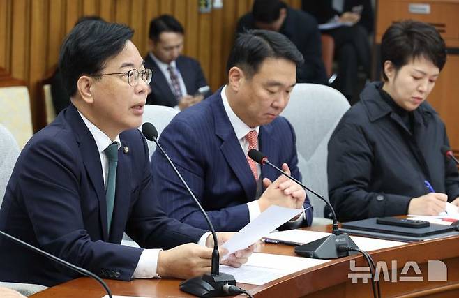 [서울=뉴시스] 조성봉 기자 = 송언석 국민의힘 원내대표가 28일 오전 서울 여의도 국회에서 열린 원내대책회의에서 발언을 하고 있다. 2025.11.28. suncho21@newsis.com
