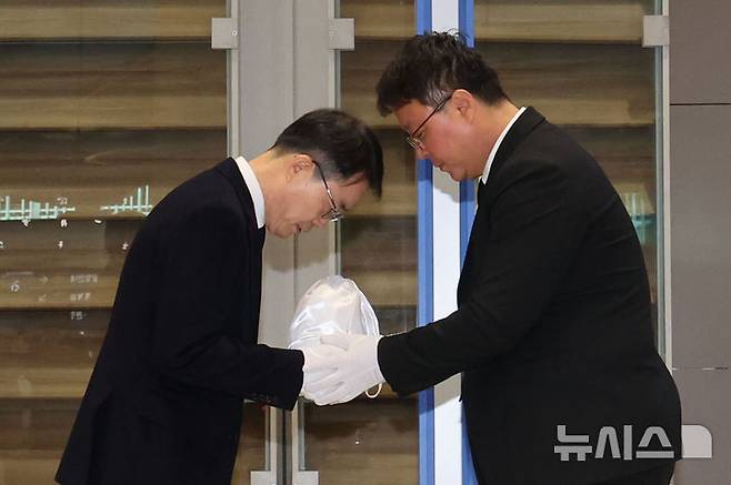 [인천공항=뉴시스] 권창회 기자 = 캄보디아 범죄단지에서 고문을 당해 숨진 한국인 대학생 A(22)씨의 유해가 21일 오전 인천국제공항  2터미널을 통해 송환돼 안중만 경북경찰청 형사기동대장에게 인수되고 있다. 2025.10.21. kch0523@newsis.com
