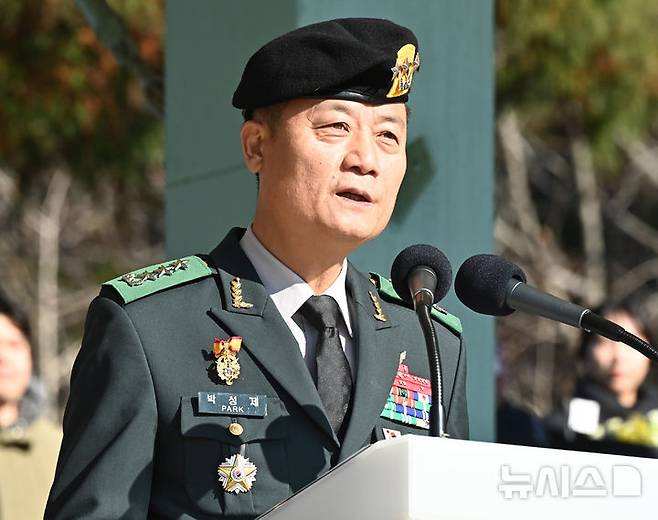 [광주(경기)=뉴시스] 김종택기자 = 28일 경기 광주시 오포읍 육군 특수전학교에서 열린 '특전부사관 261기 임관식'에서 박성제 특수전사령관이 축사를 하고 있다. 2025.11.28. jtk@newsis.com