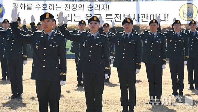 [광주(경기)=뉴시스] 김종택기자 = 28일 경기 광주시 오포읍 육군 특수전학교에서 열린 '특전부사관 261기 임관식'에서 특전부사관들이 선서를 하고 있다. 2025.11.28. jtk@newsis.com