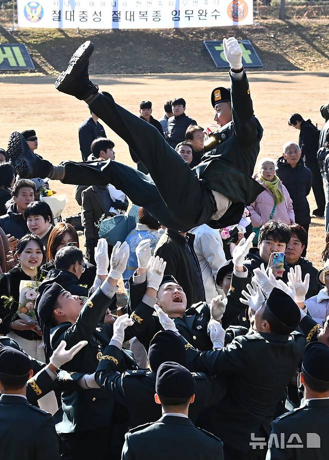 [광주(경기)=뉴시스] 김종택기자 = 28일 경기 광주시 오포읍 육군 특수전학교에서 열린 '특전부사관 261기 임관식'에서 특전부사관들이 헹가레를 치고 있다. 2025.11.28. jtk@newsis.com