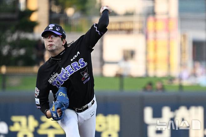 [광주=뉴시스] 이영주 기자 = 20일 오후 광주 북구 광주-기아챔피언스필드에서 열린 2025 신한 쏠뱅크 KBO 리그 키움히어로즈 대 KIA타이거즈의 경기, 1회초 KIA 선발 양현종이 역투하고 있다. 2025.08.20. leeyj2578@newsis.com