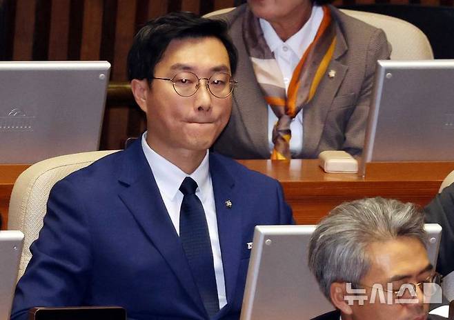 [서울=뉴시스] 조성봉 기자 = 장경태 더불어민주당 의원이 27일 오후 서울 여의도 국회에서 열린 제429회국회(정기회) 제13차 본회의에서 잠시 생각에 잠겨 있다. 2025.11.27. suncho21@newsis.com