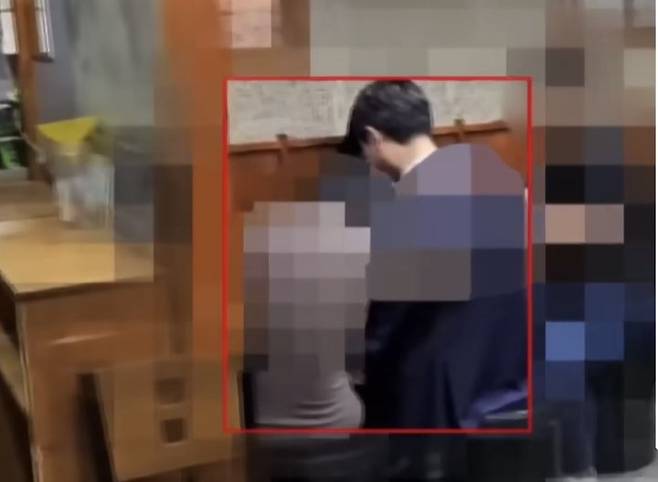 [뉴시스] 더불어민주당 장경태 의원이 A씨 옆에 바짝 붙어 앉아 있는 모습. (사진=TV조선 캡처) *재판매 및 DB 금지