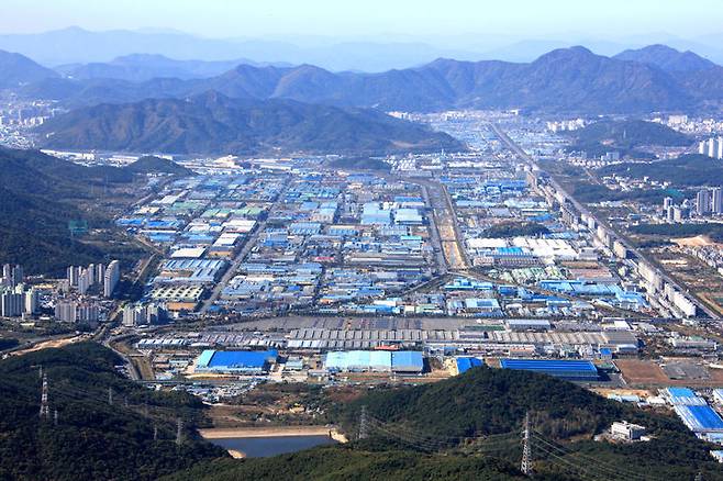 [창원=뉴시스] 경남 창원시 성산구 불모산에서 바라본 창원국가산업단지 전경.  *재판매 및 DB 금지