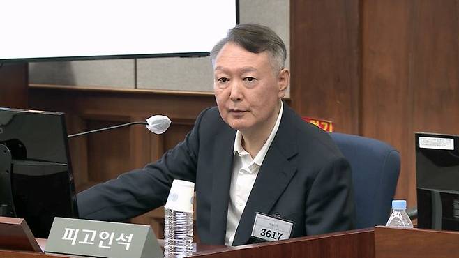 [서울=뉴시스] 정병혁 기자 =  윤석열 전 대통령이 지난 9월26일 서울 서초구 서울중앙지방법원에서 열린 윤석열 전 대통령에 대한 '특수공무 집행 방해, 직권남용 권리행사 방해 혐의' 재판에서 발언하고 있다. (사진=서울중앙지방법원 제공 영상 캡처) 2025.09.26. photo@newsis.com *재판매 및 DB 금지