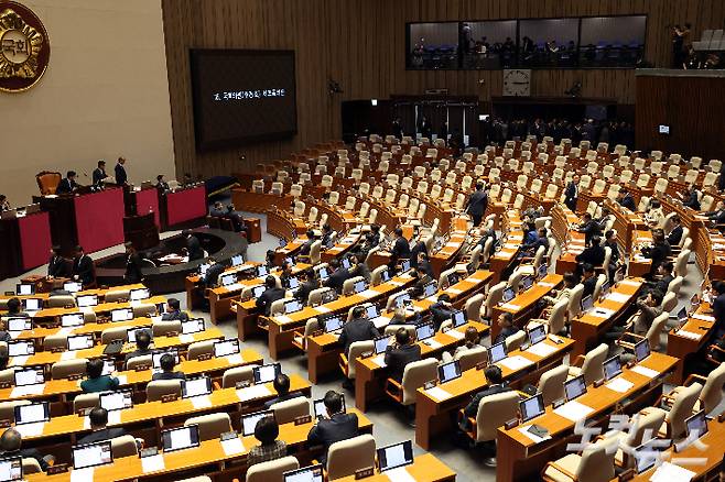 국민의힘 의원들이 27일 서울 여의도 국회에서 열린 제429회국회(정기회) 제13차 본회의에서 추경호 의원의 신상발언 이후 함께 퇴장하고 있다. 윤창원 기자