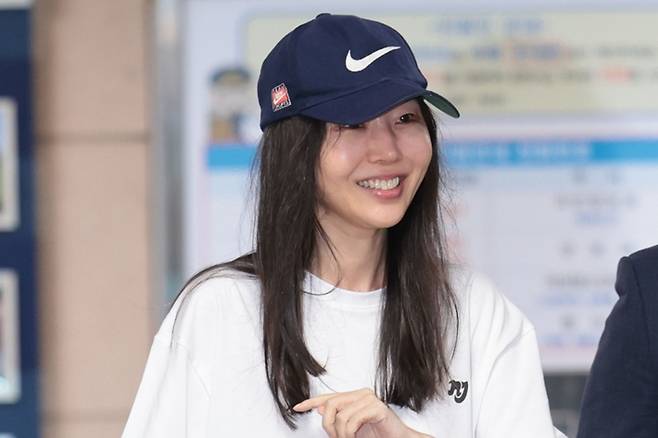 민희진 전 어도어 대표가 지난해 7월 9일 서울 용산경찰서에서 업무상 배임 혐의 관련 조사를 받고 취재진 앞에서 소감을 말하는 모습. 연합뉴스