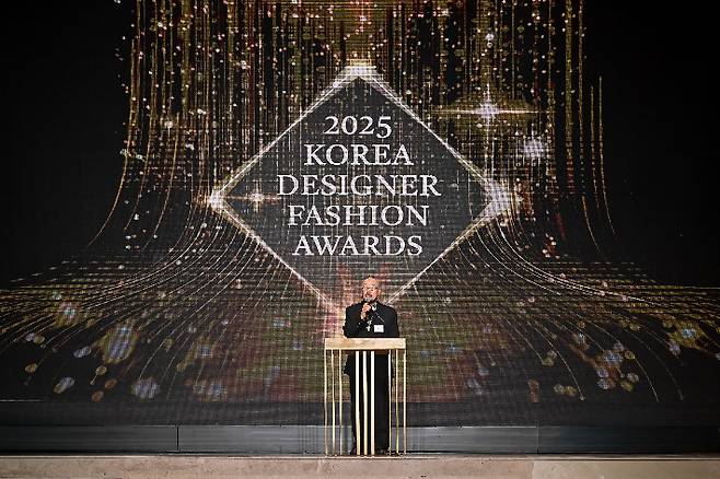 이상봉 한국패션디자이너연합회 회장은 "패션문화산업의 발전을 위해 노력해주신 패션인들과의 화합과 소통을 통해 더욱 발전된 모습으로 디자이너 패션산업의 미래를 위해 최선의 노력을 아끼지 않을 것"이라고 말했다. 한국패션디자이너연합회 제공