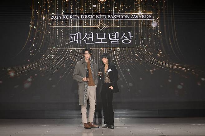 '패션모델상'은 남자 모델상에는 강희, 여자 모델상은 림리가 수상했다. 한국패션디자이너연합회 제공