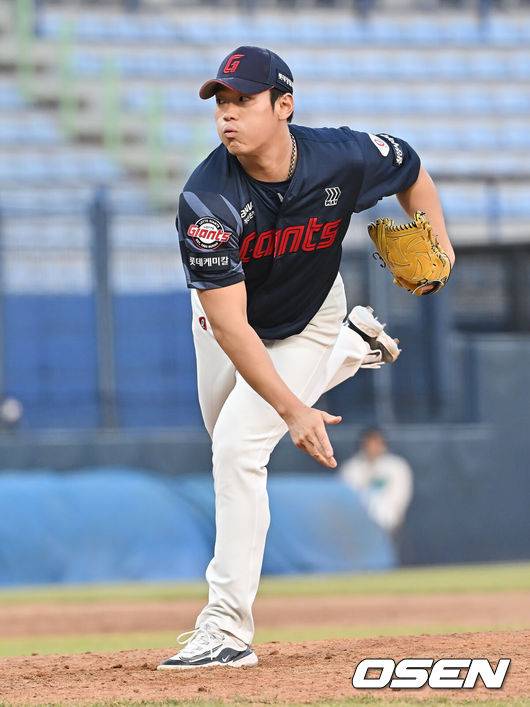 [OSEN=창원, 이석우 기자] 29일 창원 마산야구장에서 2025 울산-KBO Fall League NC 다이노스와 롯데 자이언츠의 경기가 열렸다. NC 다이노스는 홍재문이, 롯데 자이언츠는 박준우가 선발 출전했다. 롯데 자이언츠 김도규가 역투하고 있다. 2025.10.29 / foto0307@osen.co.kr