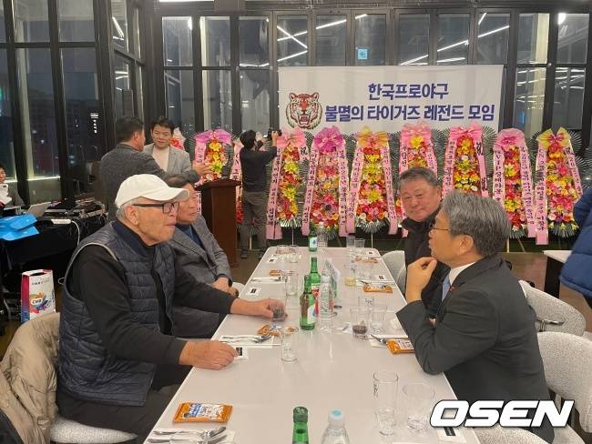 김응용 감독, 강기정 시장, 이상국 전 KBO 총장, 김성한 전 감독이 이야기를 나누고 있다./OSEN DB