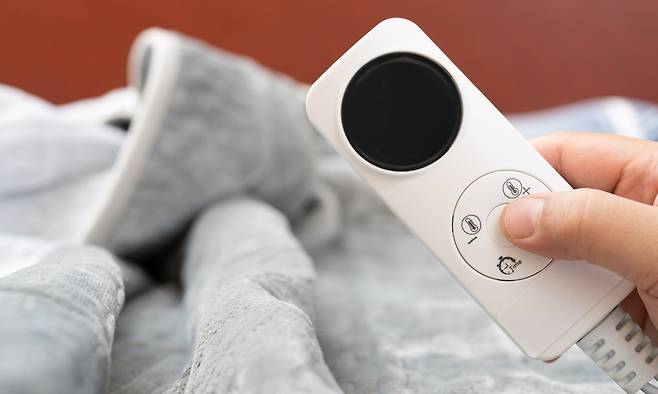 전기장판 온도조절기 조작 모습. 게티이미지뱅크