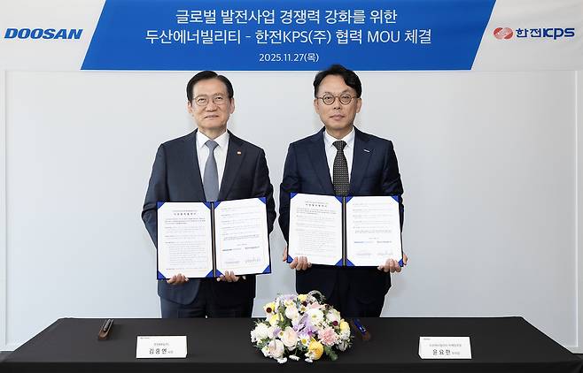 지난 27일 두산에너빌리티 창원 본사에서 진행된 해외 발전 프로젝트 경쟁력 강화를 위한 업무협약 체결식에서 한전KPS&nbsp;김홍연 사장(왼쪽)과 두산에너빌리티 윤요한 마케팅부문장이 기념 촬영을 하고 있다.&nbsp; &nbsp;&nbsp;