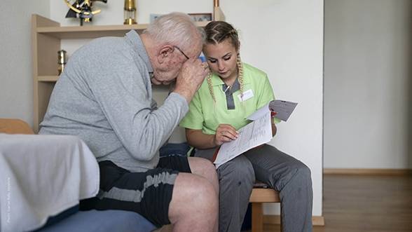요양시설에서 근무 중인 젊은 복무자가 노인을 돕고 있다. ‘전 국민 시민 복무제’ 국민투표를 앞두고 논의되는 새 제도에는 군 복무뿐 아니라 돌봄·사회복지 등 다양한 분야의 봉사 활동이 포함된다. 스위스 연방총리실