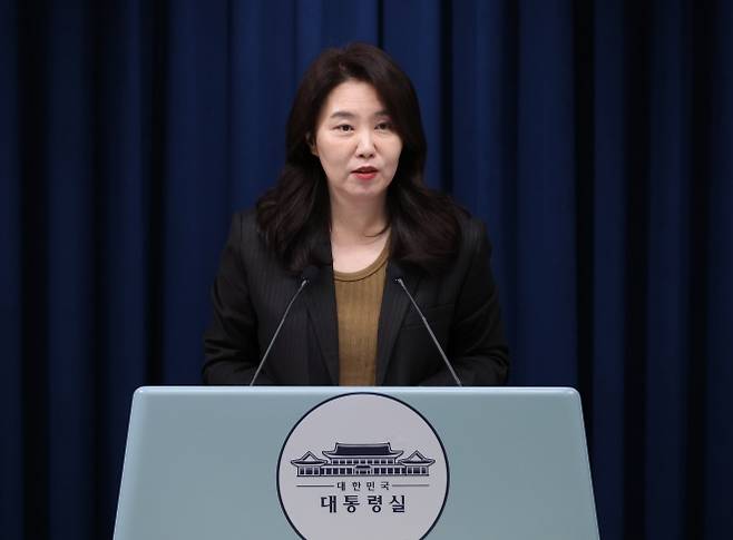브리핑하는 강유정 대변인 - 강유정 대변인이 28일 용산 대통령실 기자회견장에서 이재명 대통령의 초대 방송미디어통신위원회 위원장 인선 등 관련 브리핑을 하고 있다. 연합뉴스