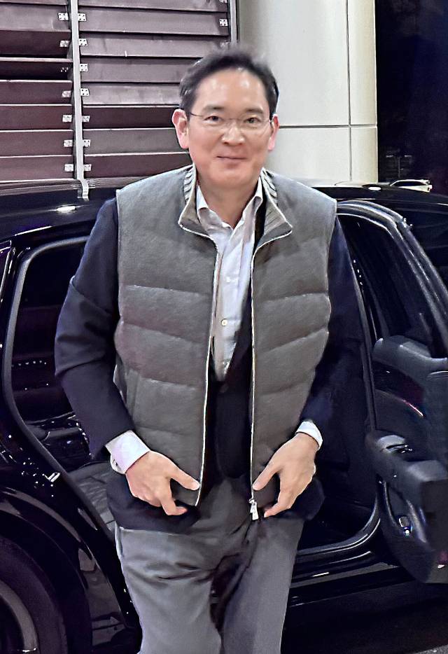 이재용 삼성전자 회장이 이달 17일 한·UAE 비즈니스 라운드 테이블(BRT)에 참석하기 위해 강서구 서울김포비즈니스항공센터(SGBAC)를 통해 UAE로 출국하고 있다.연합뉴스