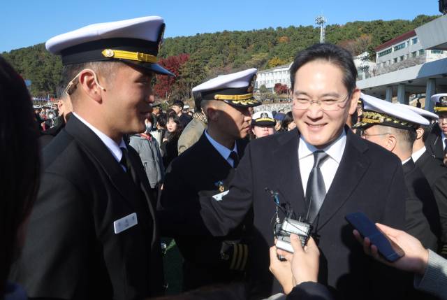 이재용(앞줄 오른쪽) 삼성전자 회장이 28일 경남 창원시 해군사관학교에서 열린 제139기 해군·해병대 사관후보생 수료 및 임관식에서 아들 이지호 신임 소위를 격려하고 있다. 사진공동취재단