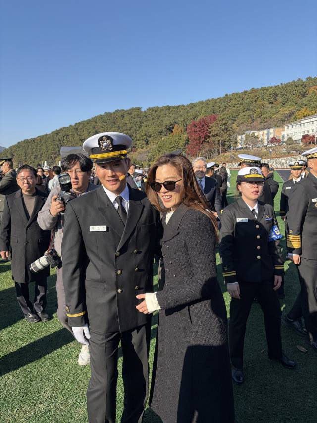 임세령(오른쪽) 대상그룹 부회장이 28일 경남 창원시 진해구 해군사관학교에서 열린 '제139기 해군사관후보생 임관식'에 참석해 이지호 신임 소위를 격려하고 있다. 사진공동취재단