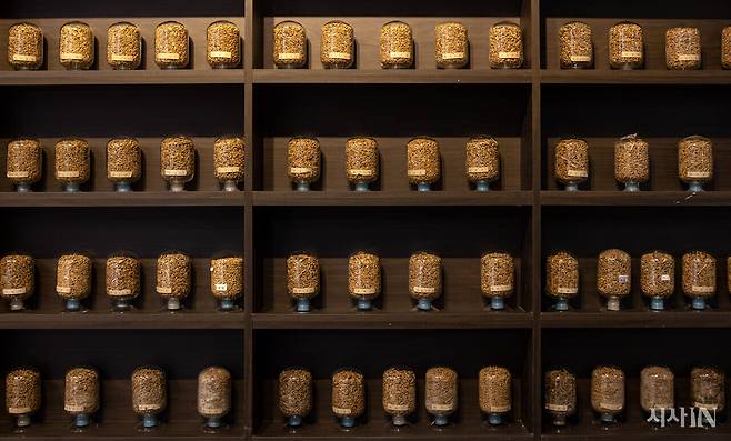 미실란 복도에는 초창기에 심은 벼 품종 250여 종이 전시돼 있다. ⓒ시사IN 조남진