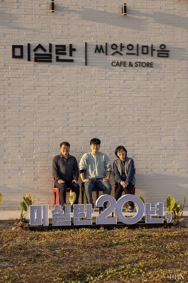 이동현 대표의 아들 이재혁씨(가운데)는 농대 졸업 이후 농부의 길을 걷고 있다. ⓒ시사IN 조남진