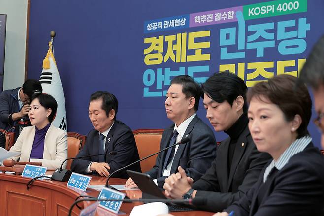 11월24일 국회에서 열린 더불어민주당 최고위원회의 모습. 왼쪽부터 전현희 최고위원, 정청래 대표, 김병기 원내대표, 한준호 최고위원, 이언주 최고위원 ⓒ시사저널 이종현