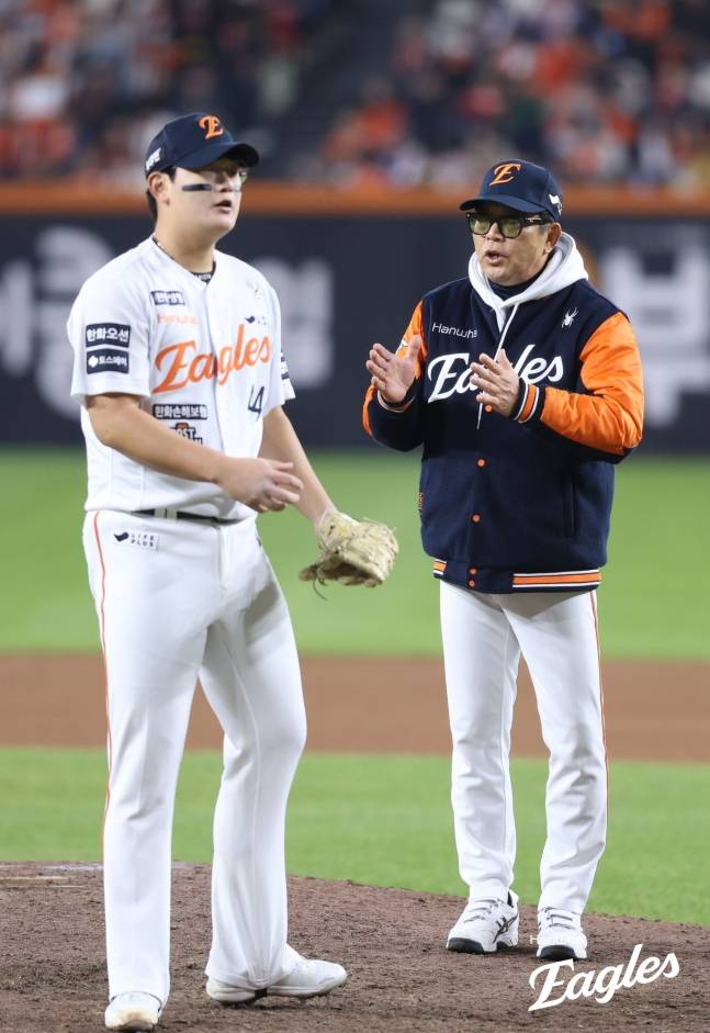양상문 한화 투수 코치(오른쪽)가 한국시리즈 4차전에서 마운드에 오른 김서현을 격려하고 있다. /사진=한화 이글스 제공