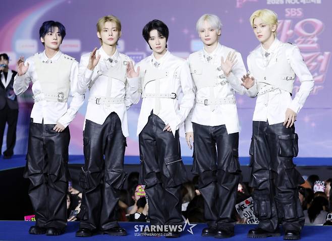 그룹 투모로우바이투게더가 27일 경기 일산 킨텍스에서 진행된 2025 SBS 가요대전 썸머 블루카펫 행사에 참석해 포즈를 취하고 있다. /2025.07.27 /사진=김휘선 hwijpg@