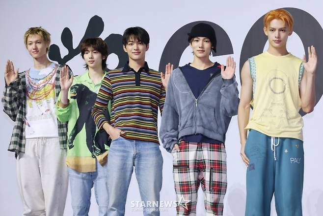 빅히트 신인그룹 코르티스(CORTIS)가 18일 오후 서울 용산구 블루스퀘어에서 진행된 데뷔앨범 '컬러 아웃사이드 더 라인스'(COLOR OUTSIDE THE LINES) 발매기념 쇼케이스에서 포즈를 취하고 있다.  이번 앨범에는 타이틀곡 '왓 유 원트'(What You Want)를 비롯해 '고!'(GO!), '패션'(FaSHioN), '조이라이드'(JoyRide), '럴러바이'(Lullaby) 등 총 5곡이 수록됐다. /2025.08.18 /사진=이동훈 photoguy@