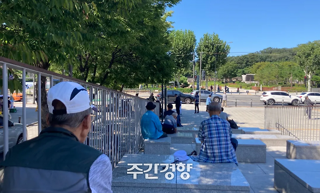 서울 종로구 장사동 다시세운광장에 노인들이 앉아 있다. 경향신문 자료사진