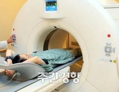 한 환자가 CT 검사를 받고 있다. 경향신문 자료사진