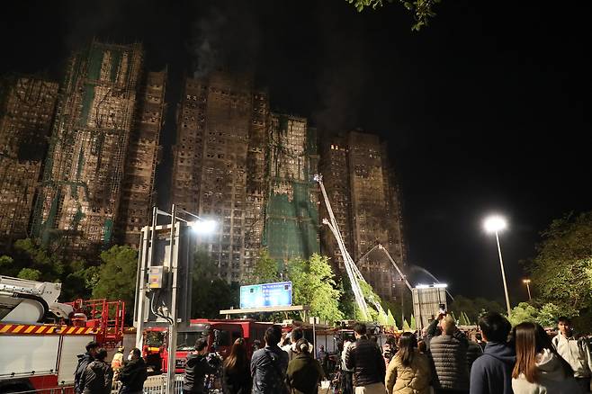 화재 발생한 '웡 푹 코트'(Wang Fuk Court) 지켜보는 인근 주민들 27일 오후 10시 39분께 홍콩 북부 타이포의 고층 아파트 단지 '웡푹 코트'(Wang Fuk Court)에서 발생한 화재를 진압하는 모습을 지켜보는 인근 주민들.[촬영 박수현]